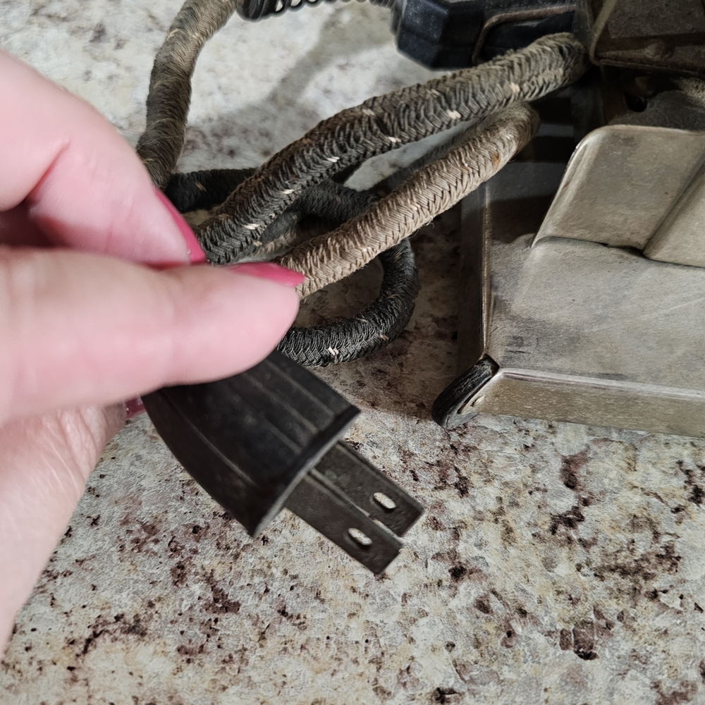 Vintage Metal Toaster With Slide Out Toast Holders - Picture 10 of 12